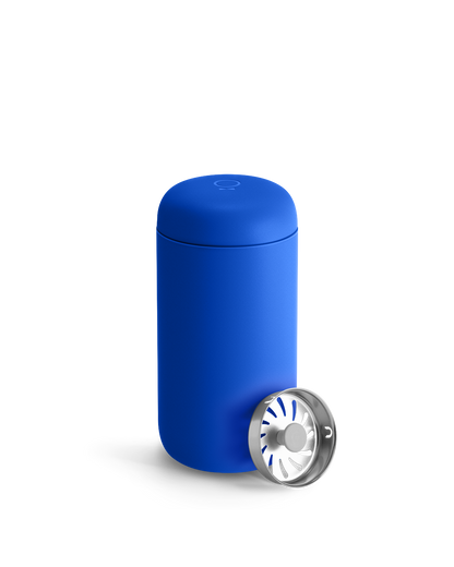 The Fellow Carter Move Mug in Electric Cobalt is a spill-proof, portable mug for coffee lovers.